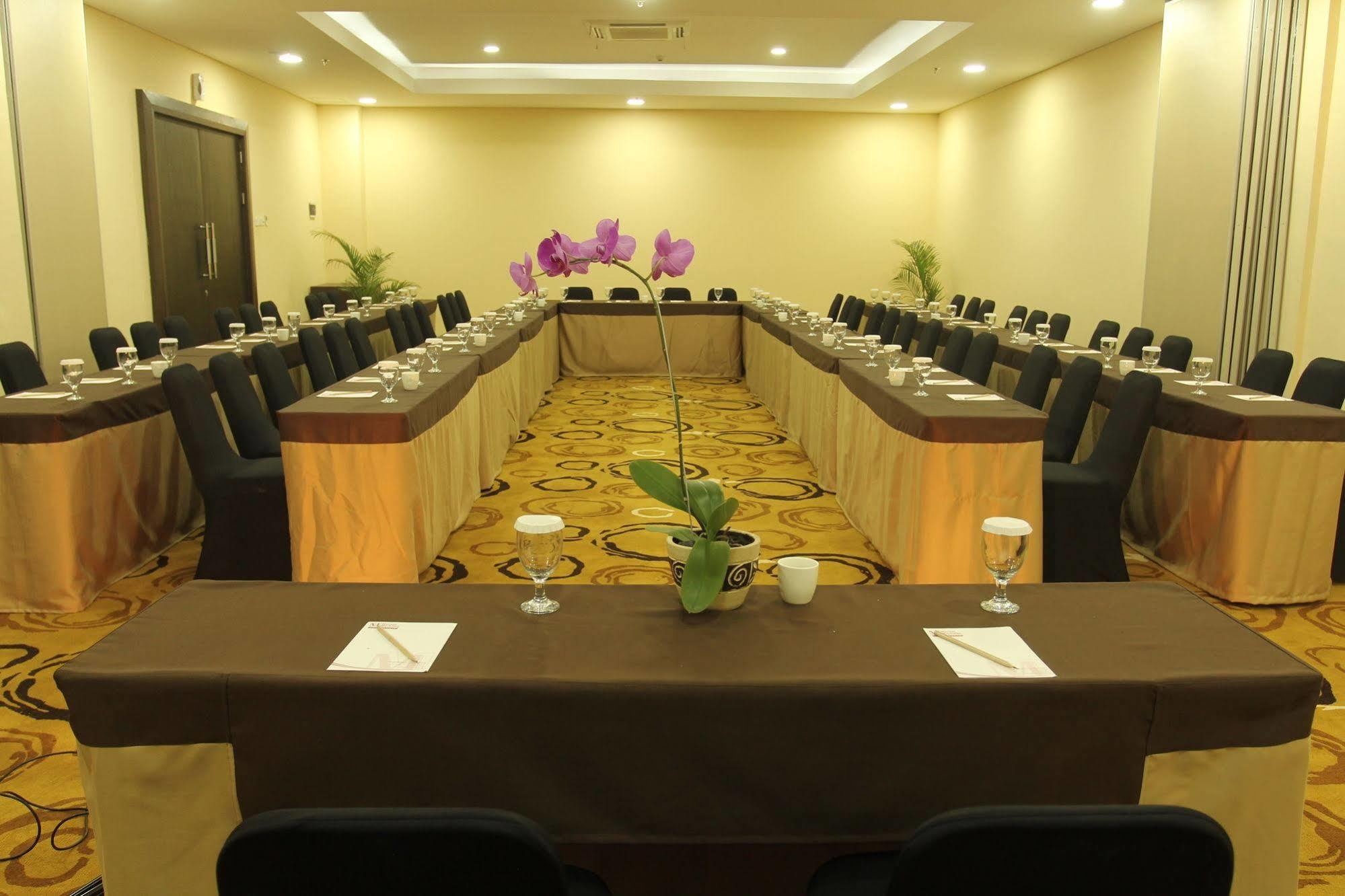 Merapi Merbabu Hotels Bekasi Exterior foto